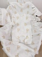 Muslin kombinezon za bebe s uzorkom žirafa hrvatska proizvodnja personalizirani poklon
